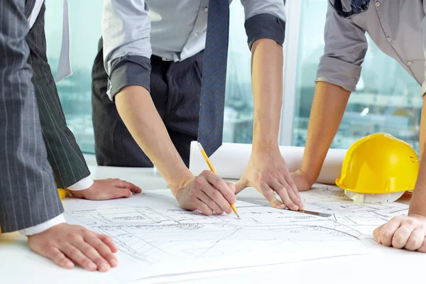 Ingenieros debatiendo un proyecto